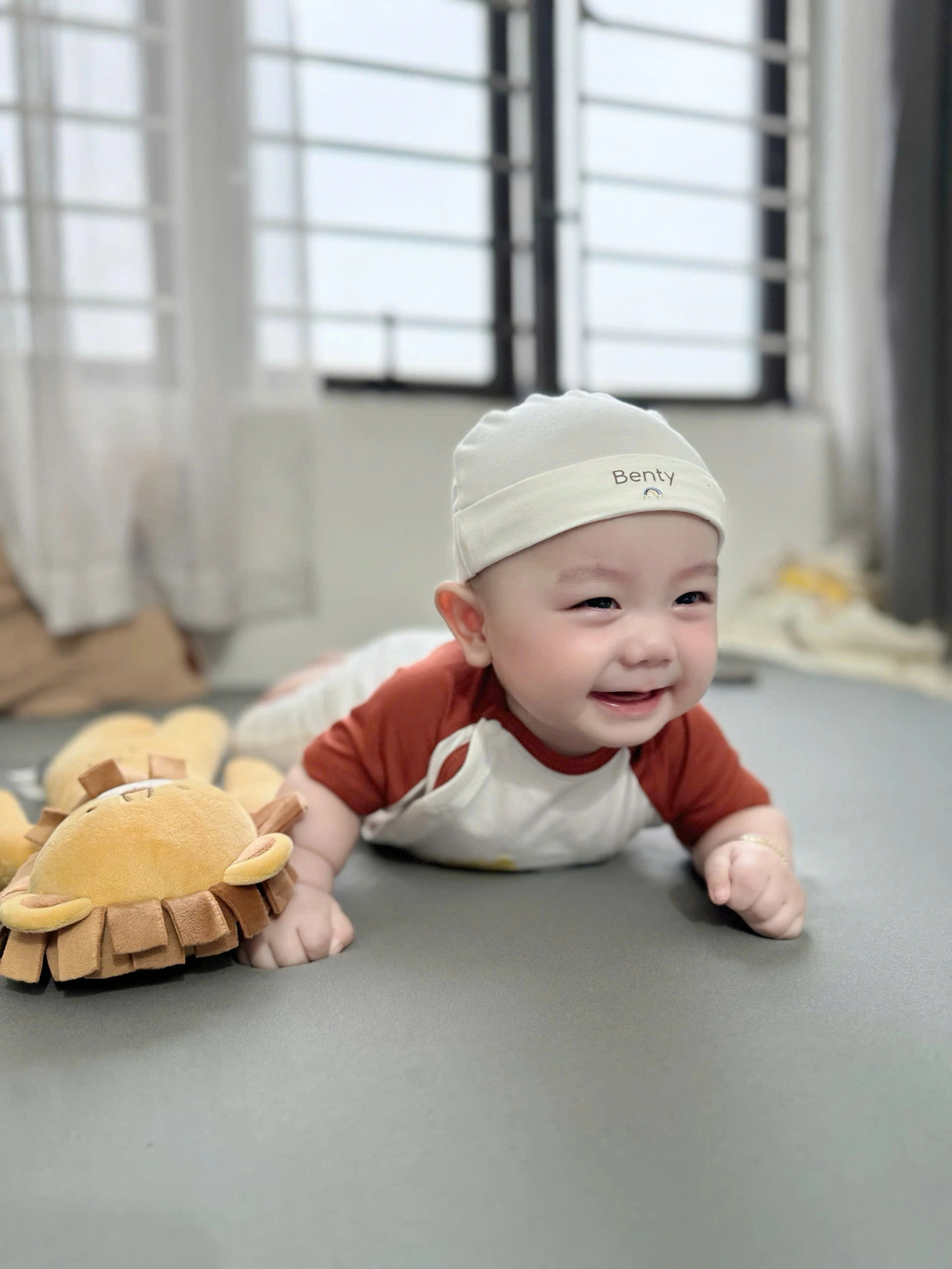 Ngày đầu tiên con biết lật